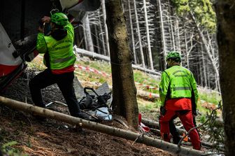 Soccorsi dopo la caduta di una cabina della funivia a Stresa
