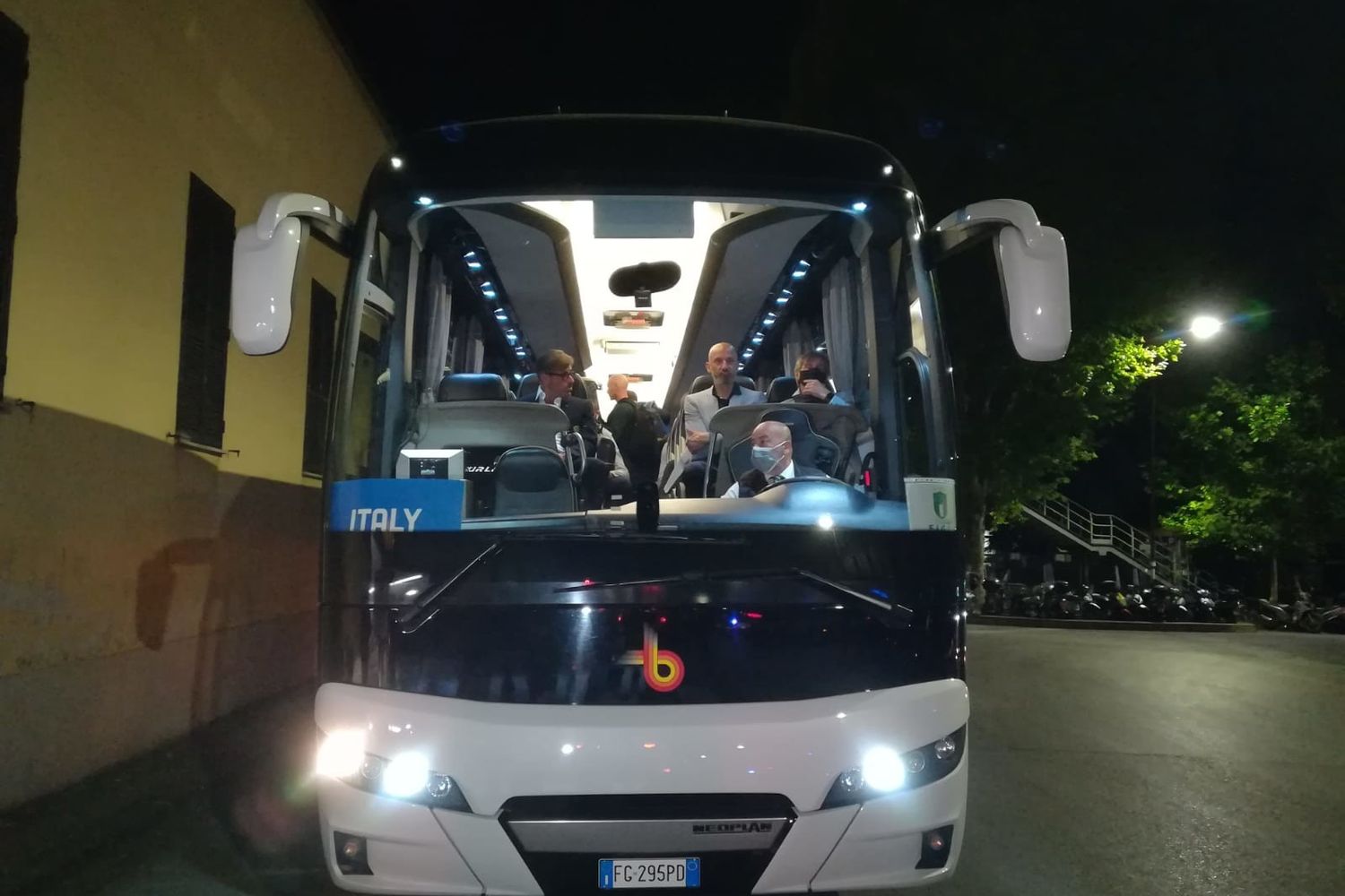Il pullman con gli azzurri diretto a Coverciano