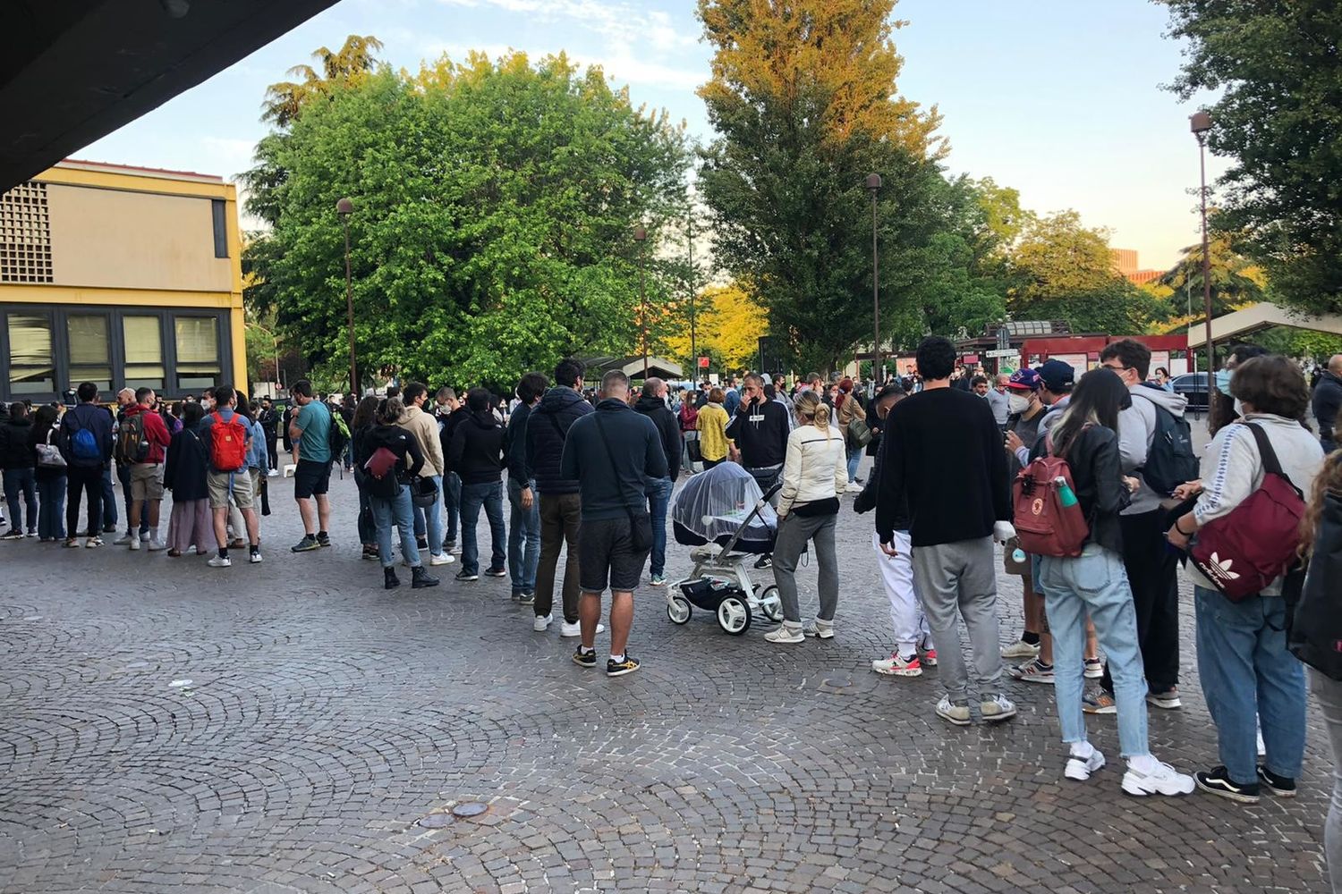 Vaccino: coda all'open&nbsp;day di Bologna, prima del caos