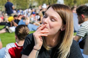Marijuana: una ragazza fuma durante una manifestazione per la legalizzazione