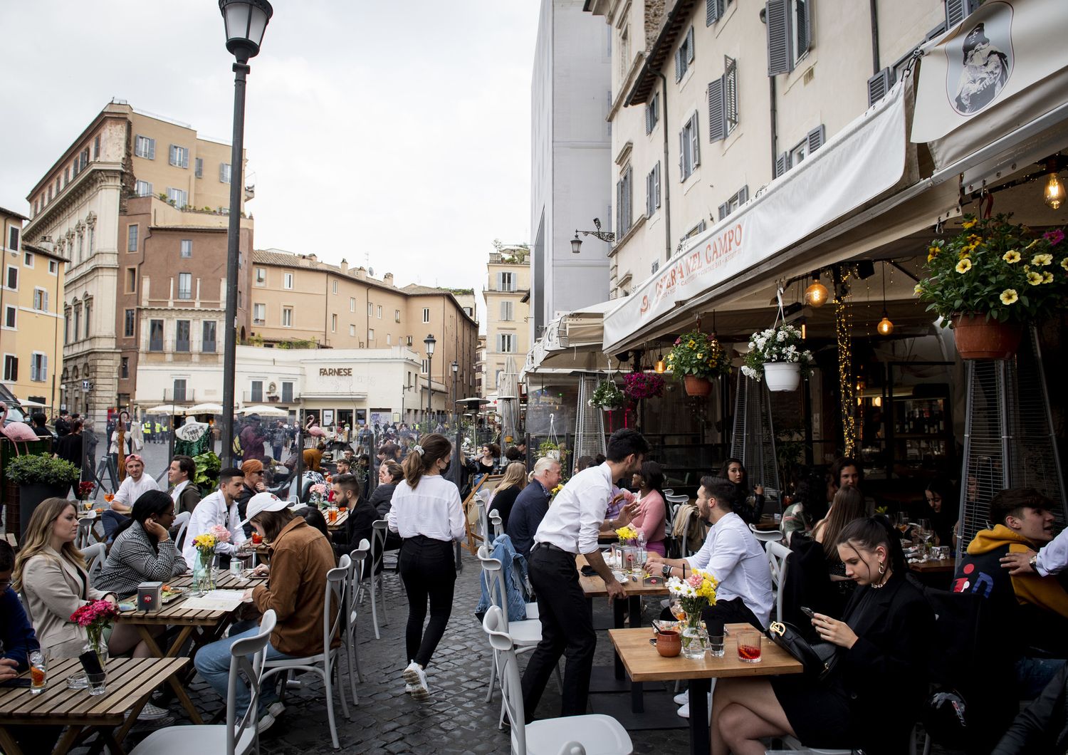 Tavolini all'aperto a Campo de' Fiori a Roma&nbsp;