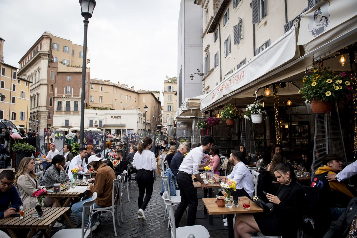 Tavolini all'aperto a Campo de' Fiori a Roma&nbsp;