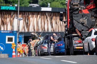 Controlli anti-Covid alla frontiera tra Germania e Austria