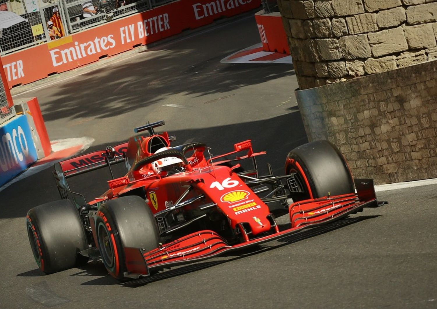 La Ferrari di Leclerc durante le qualificazioni a Baku