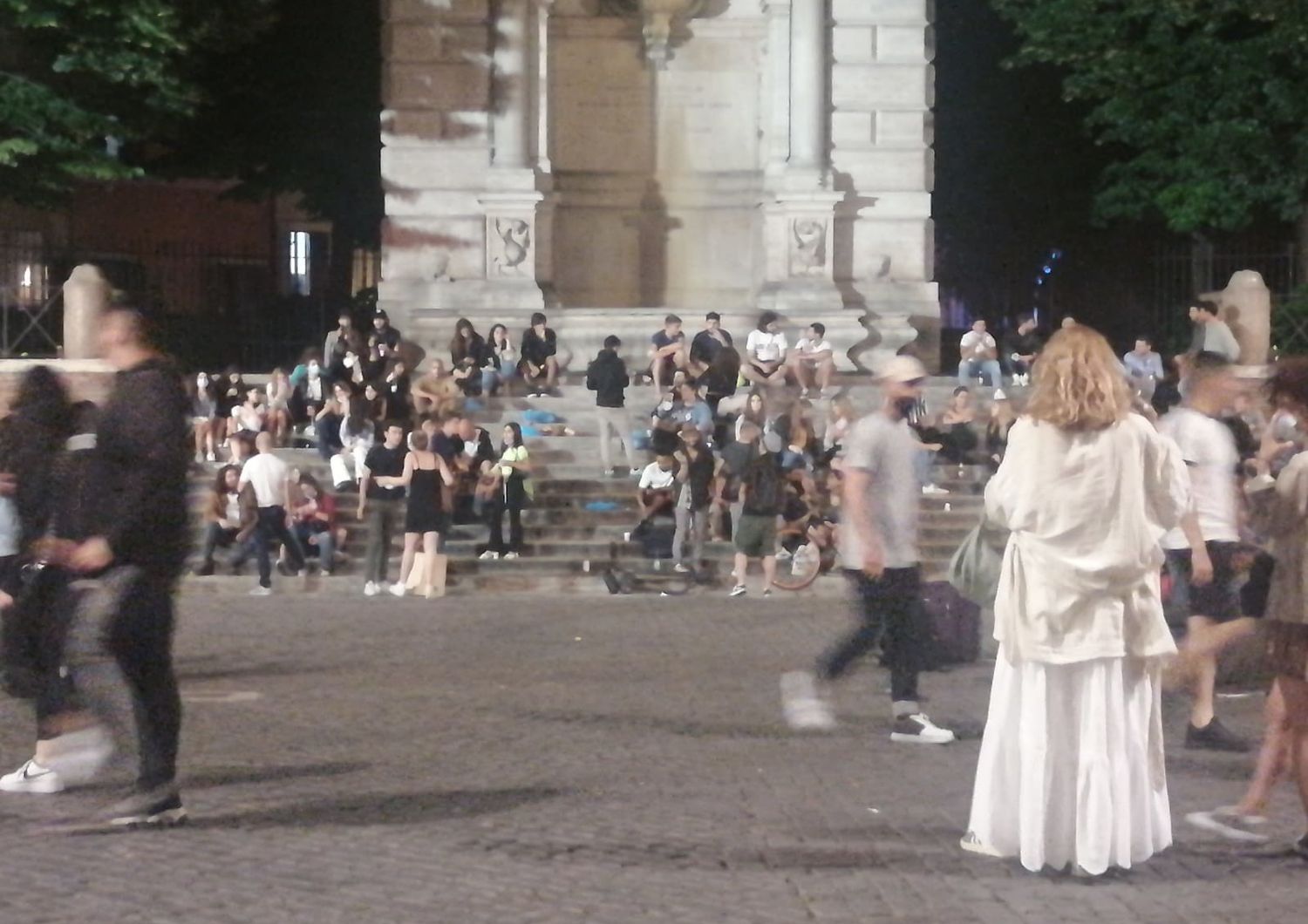 Piazza Trilussa a Roma nella prima sera di coprifuoco a mezzanotte
