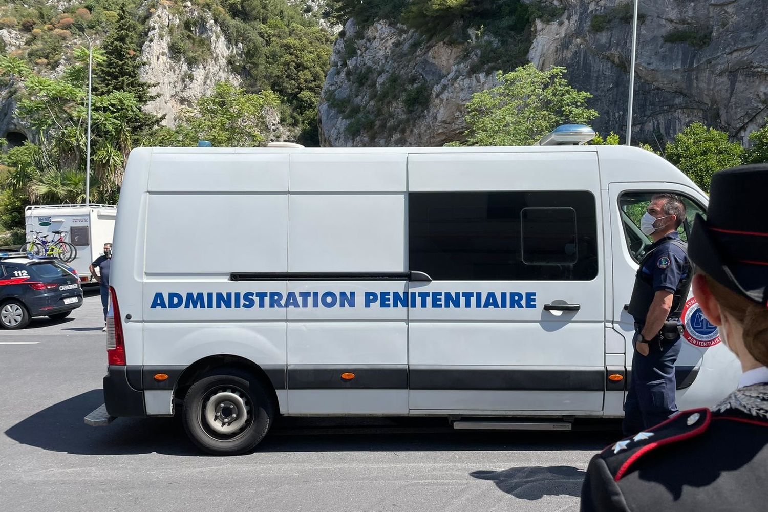 L'arrivo alla frontiera di Ventimiglia del furgone con l'indagato