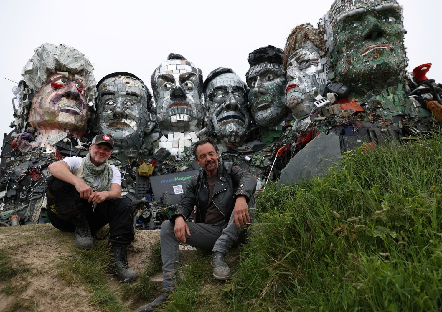 scultura Mount Recyclemore di Joe Rush al G7