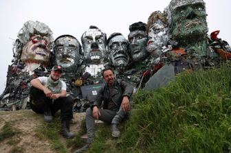scultura Mount Recyclemore di Joe Rush al G7