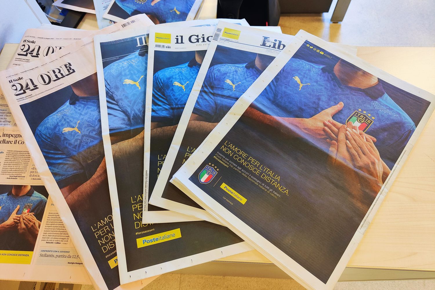 Le sovracopertine dei quotidiani italiani con la sponsorizzazione di Poste per gli Europei