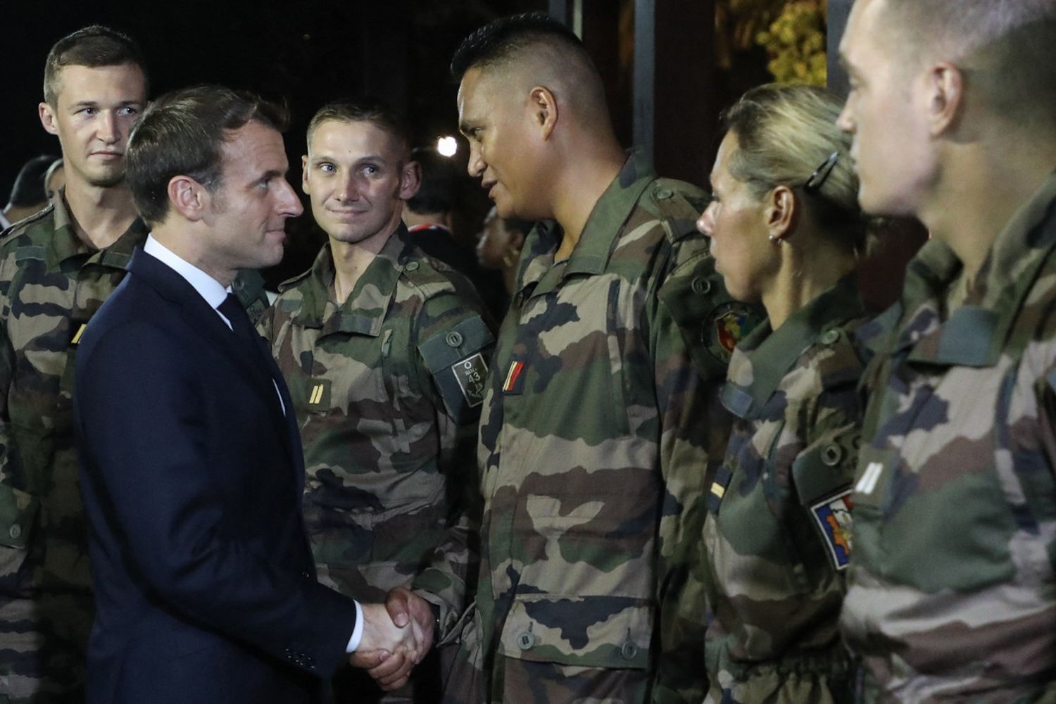 Macron incontra le truppe francesi a Port-Bouet, vicino Abidjan