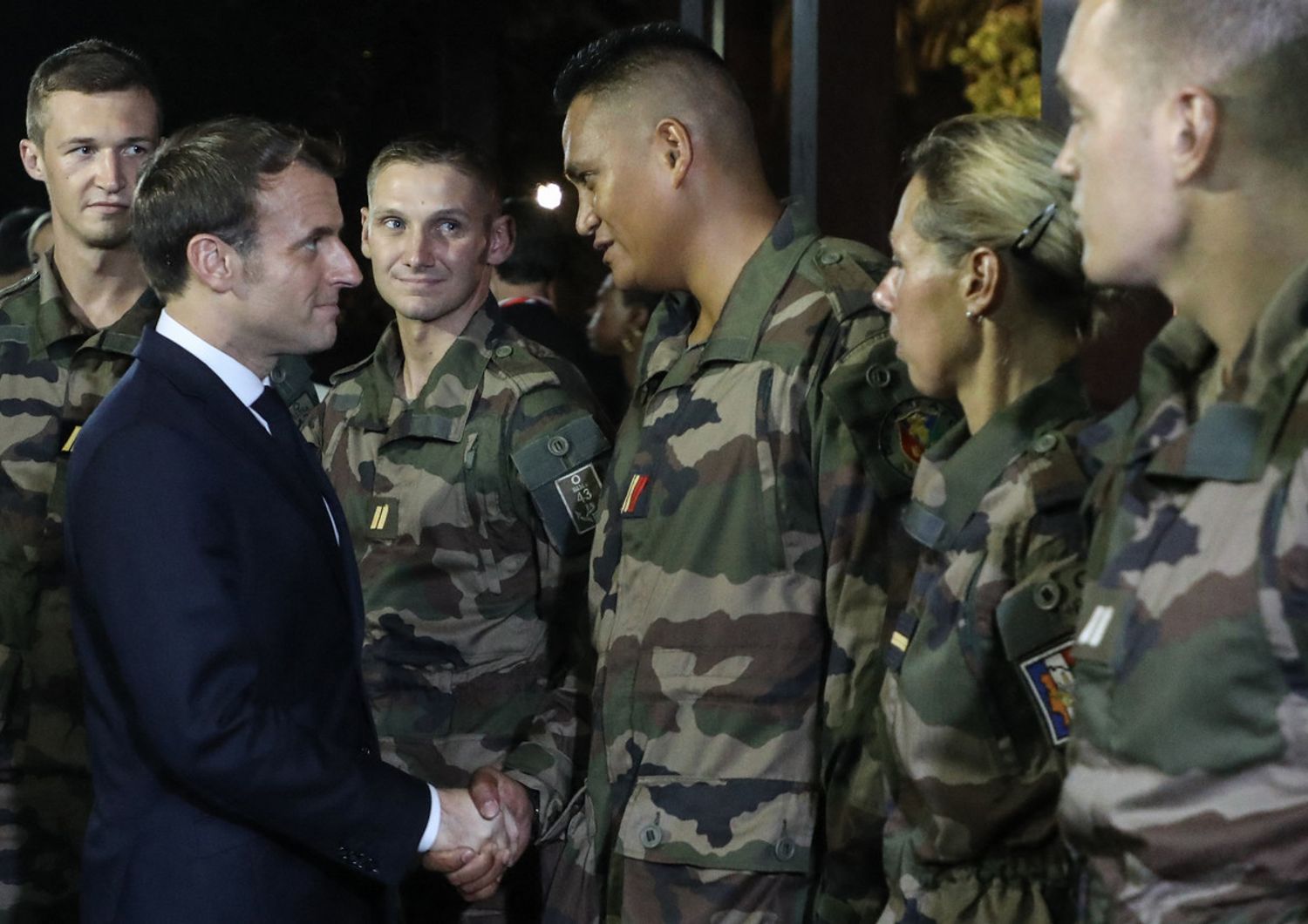 Macron incontra le truppe francesi a Port-Bouet, vicino Abidjan