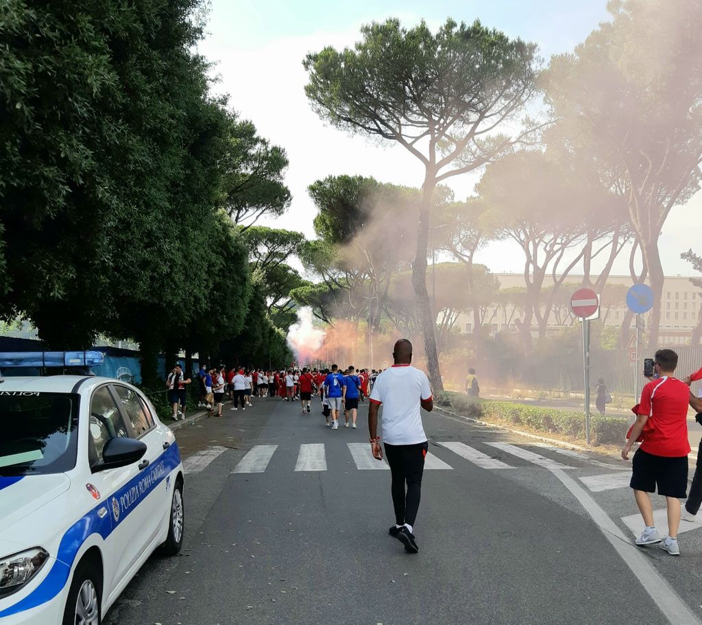 Tifosi turchi si avviano verso lo stadio Olimpico