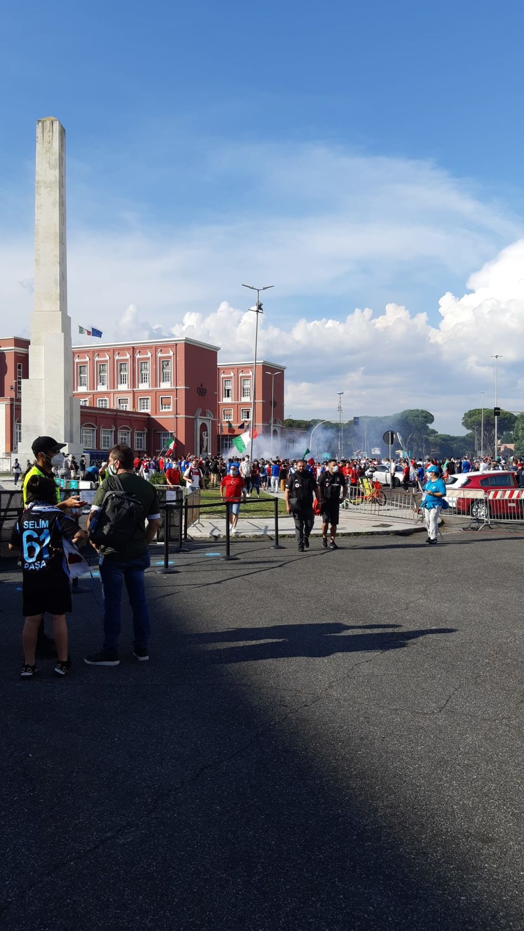 Tifosi fuori dallo stadio Olimpico prima di Italia-Turchia