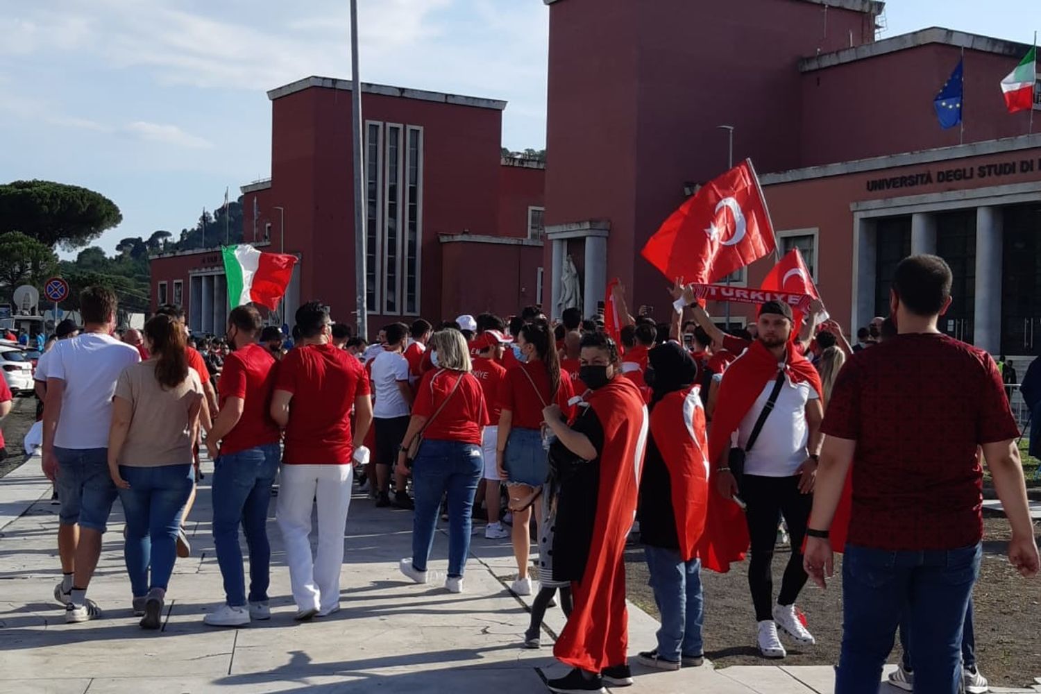 Tifosi turchi fuori dallo stadio Olimpico