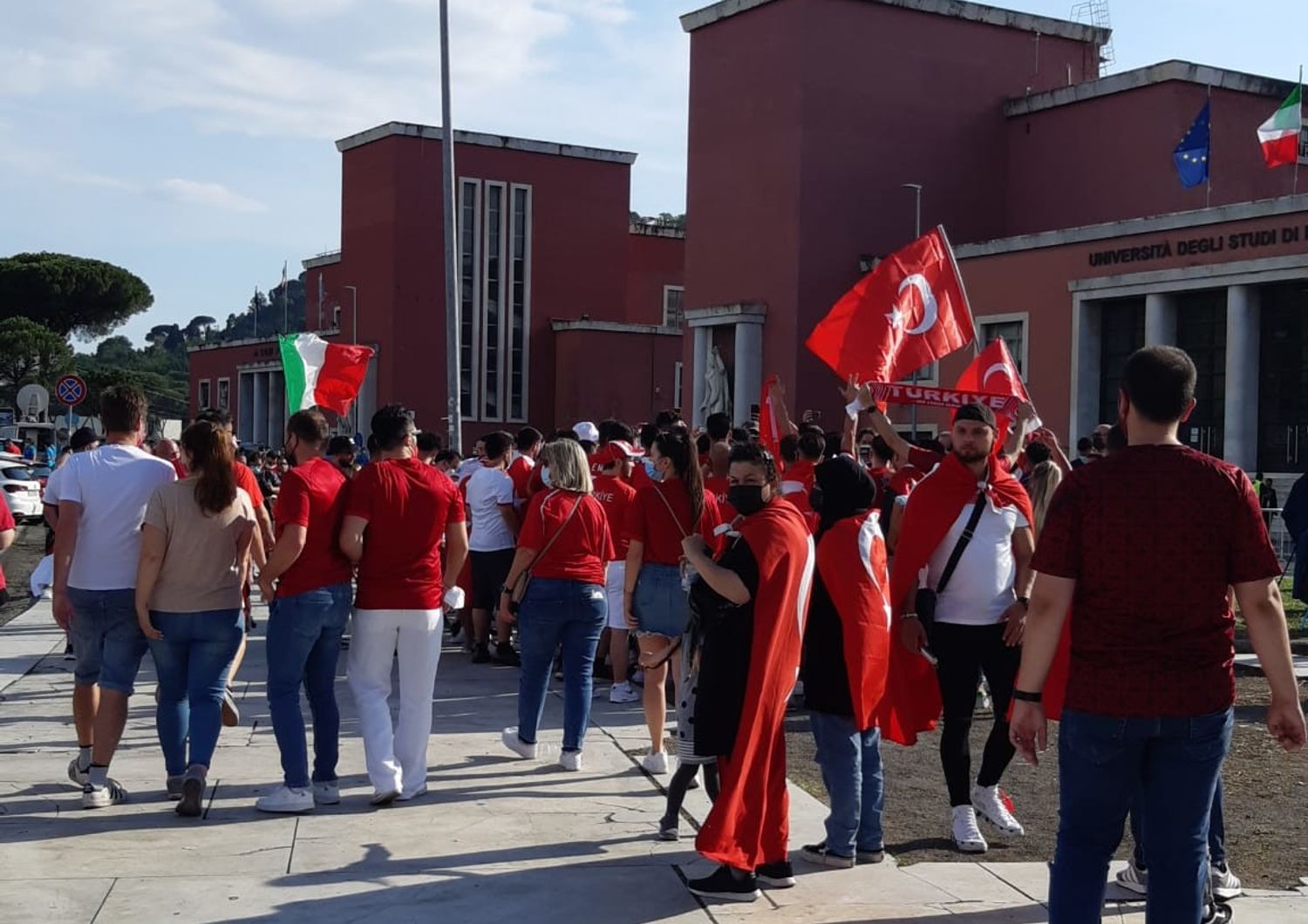 Tifosi turchi fuori dallo stadio Olimpico