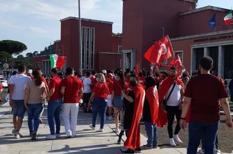 Tifosi turchi fuori dallo stadio Olimpico