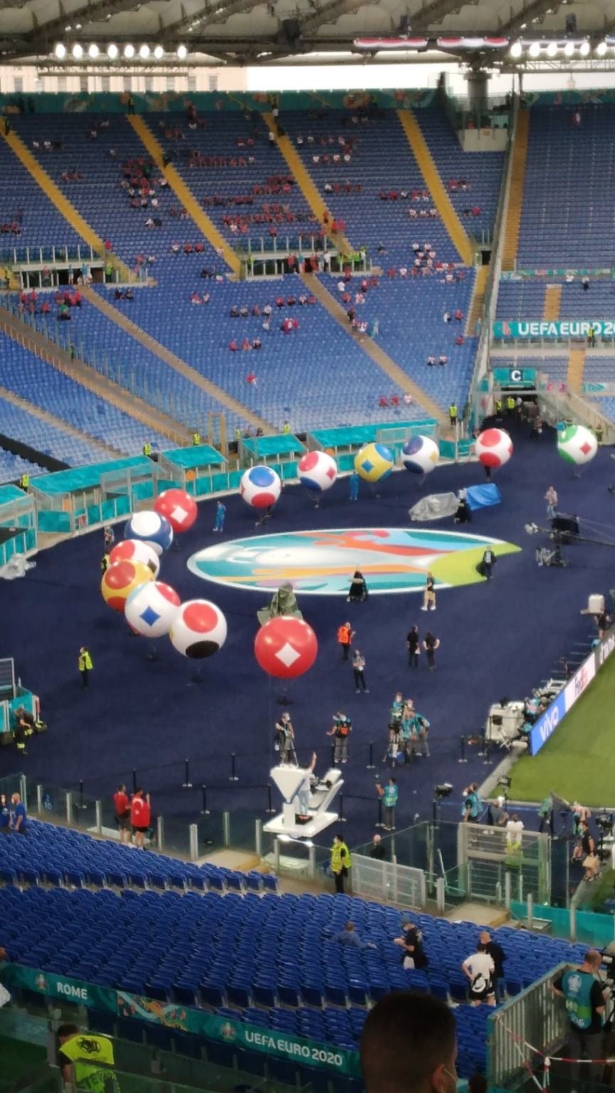 I palloni con le bandiere delle 24 nazionali di Euro 2020