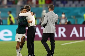 L'abbraccio tra Insigne e Mancini a fine partita