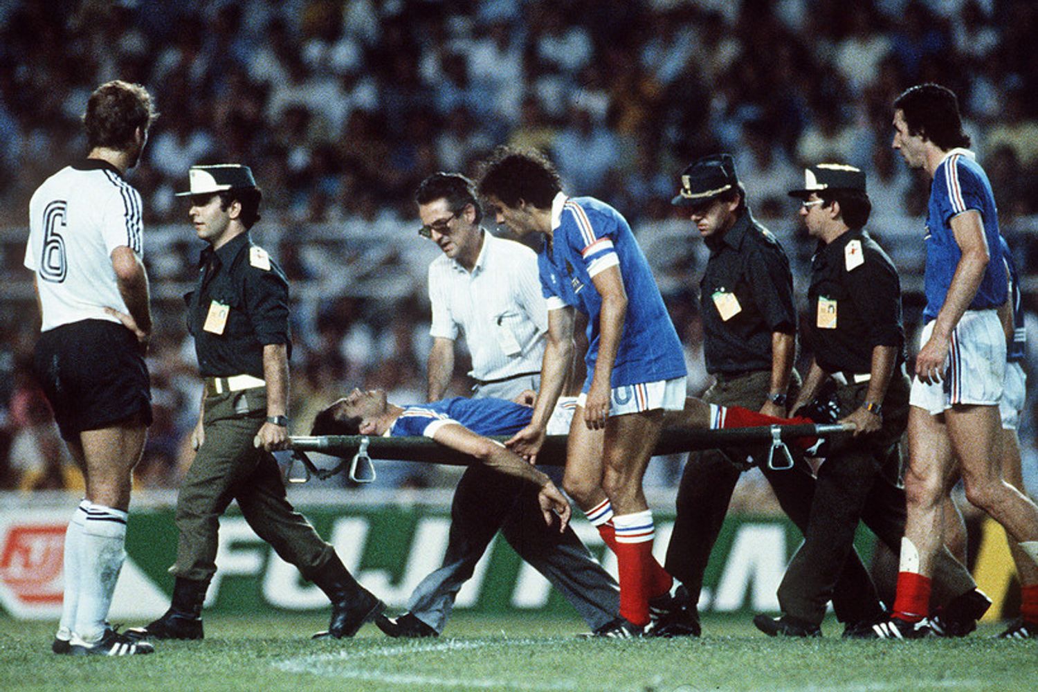 Patrick Battiston portato via in barella