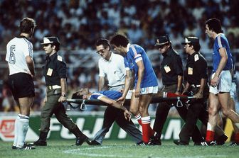 Patrick Battiston portato via in barella