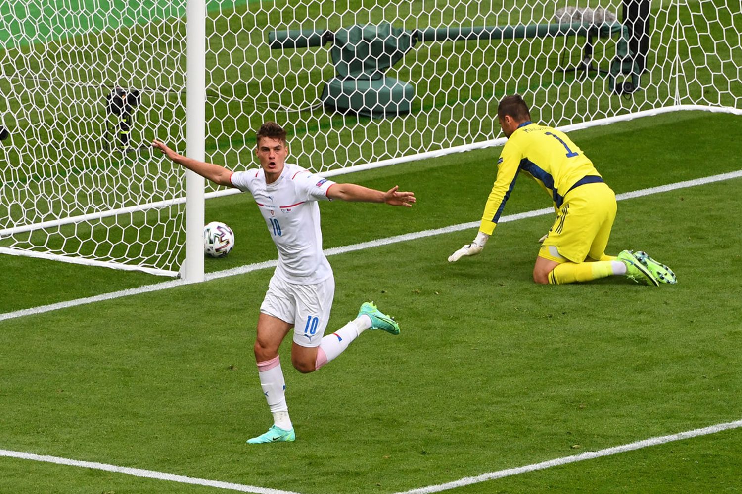 Patrik Schick in gol contro la Scozia