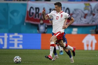 Il centravanti polacco Lewandowski in azione