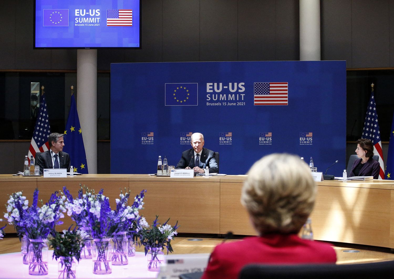 Joe Biden e, di spalle, Ursula von der Leyen durante il summit