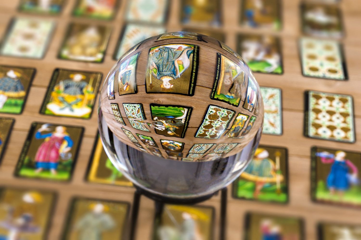 Tarocchi e sfera di cristallo