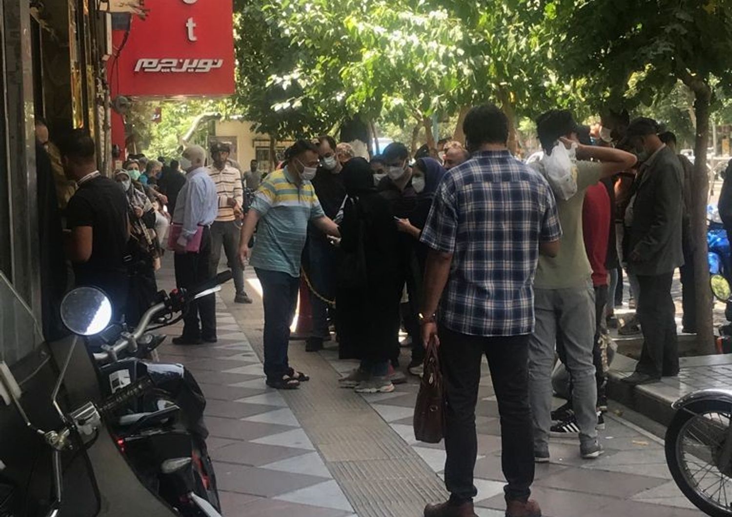 Gente in fila ai cambi valuta di via Ferdowsi a Teheran