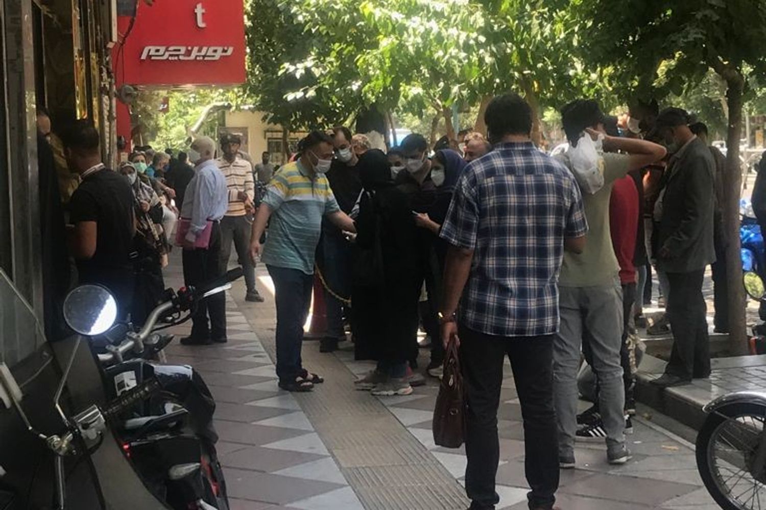 Gente in fila ai cambi valuta di via Ferdowsi a Teheran