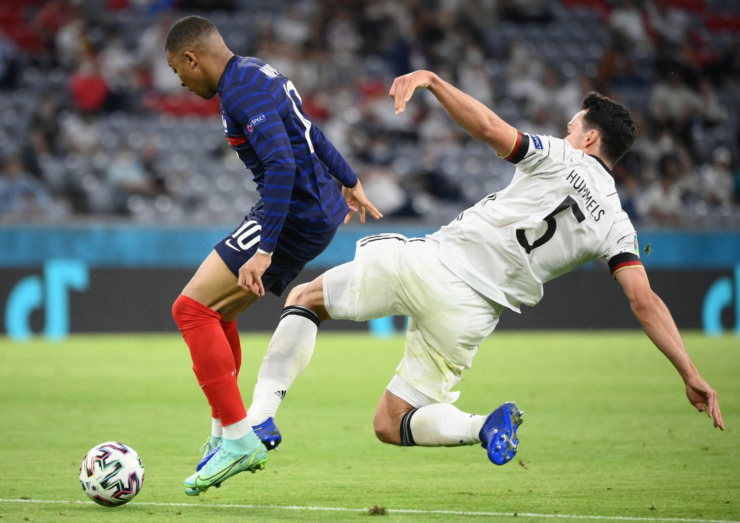 Mbapp&eacute; marcato da Hummels