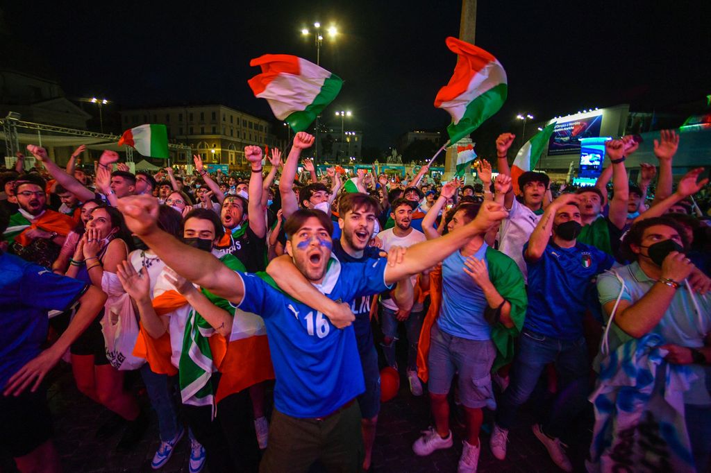 L'esultanza dei tifosi in Piazza del Popolo a Roma&nbsp;