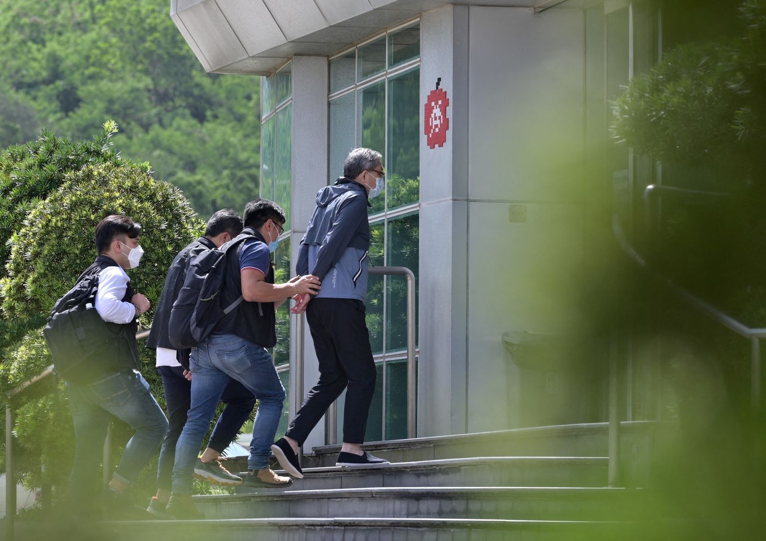 Hong Kong, gli arresti nella redazione di Apple Daily