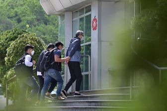 Hong Kong, gli arresti nella redazione di Apple Daily