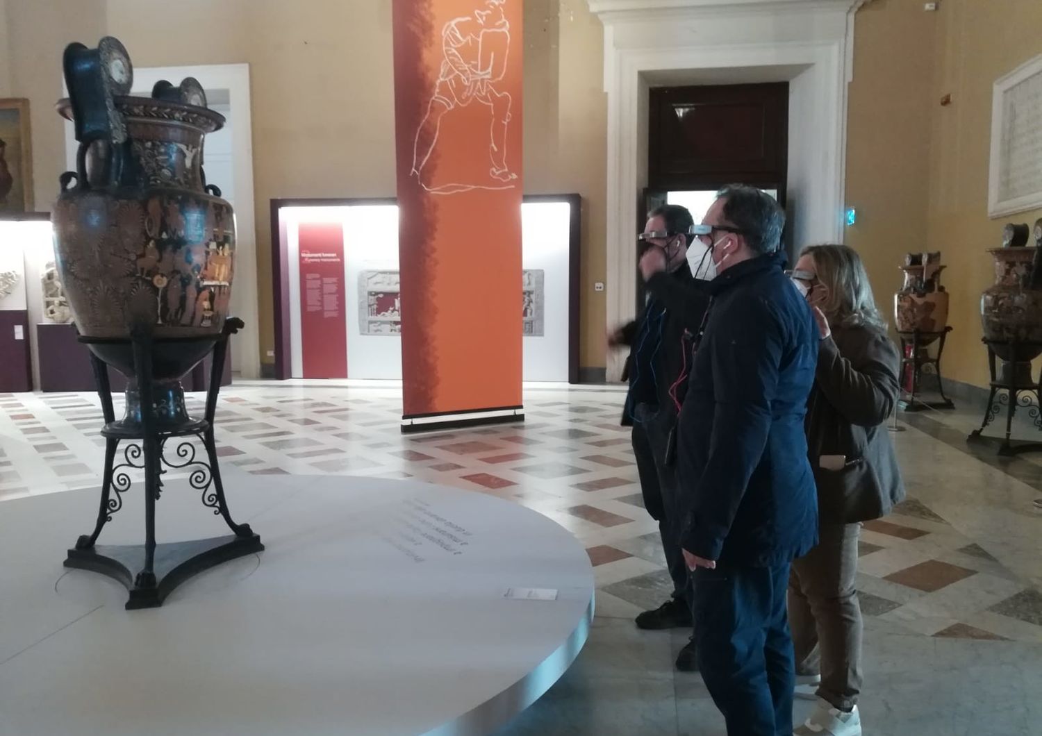 Visitatori con Smart glasses davanti il vaso di Patroclo