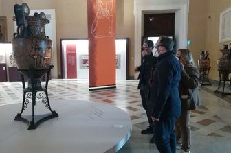 Visitatori con Smart glasses davanti il vaso di Patroclo