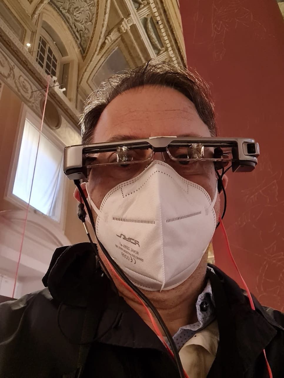 Il direttore del Mann, Paolo Giulierini, con Smart glasses