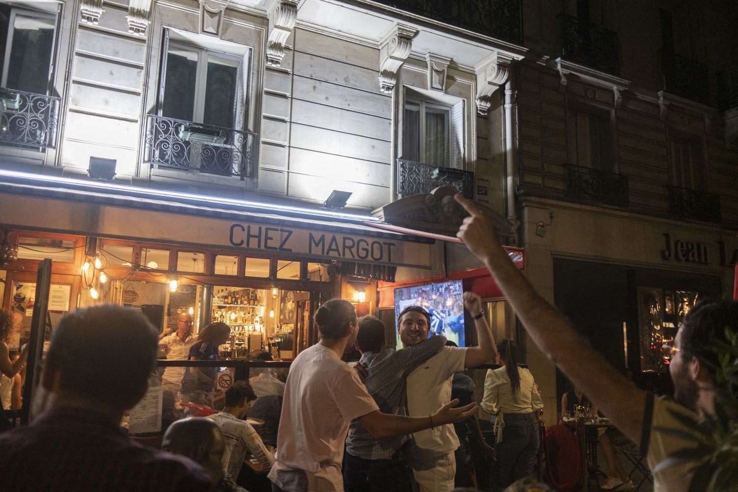 Festeggiamenti in un locale francese durante la partita degli Europei Francia-Germania