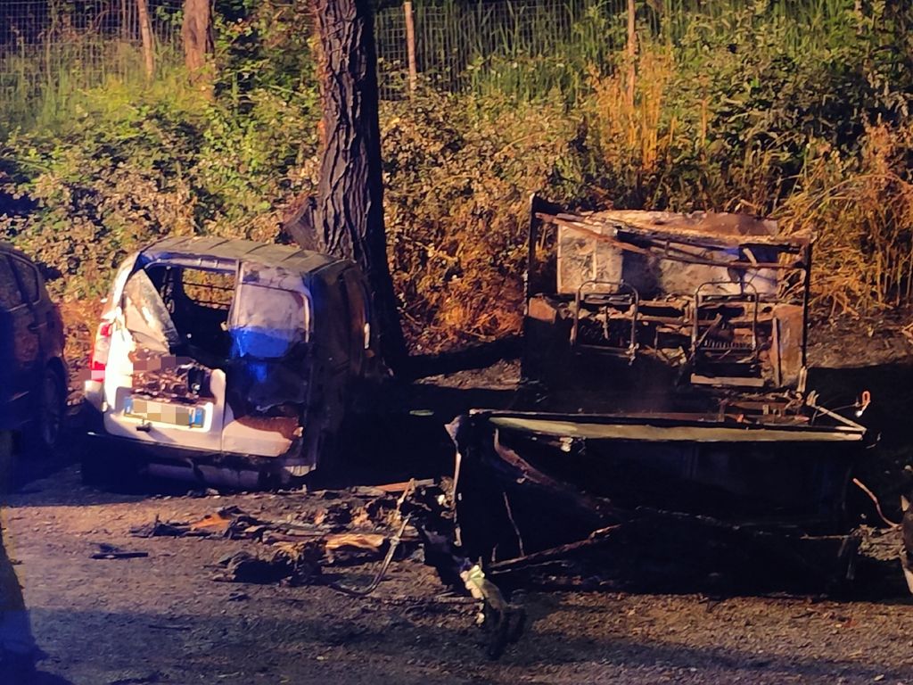 Il camper distrutto dall'esplosione di una bombola di gas e quello che resta del furgone parcheggiato accanto