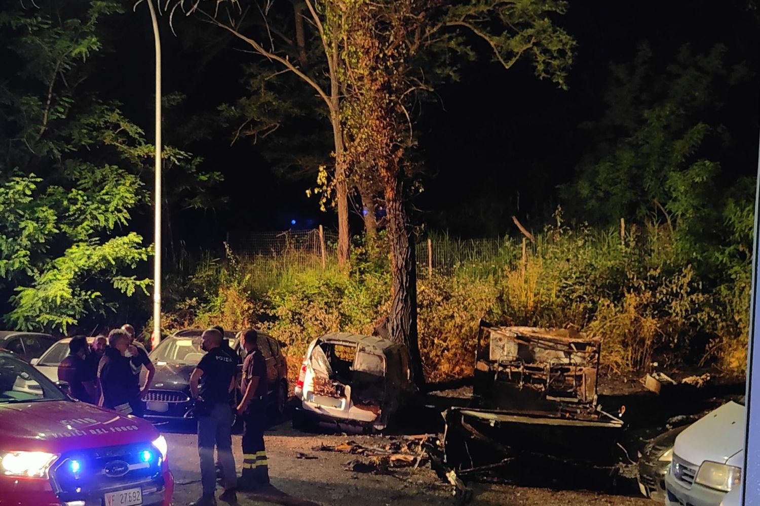 Il camper distrutto dall'esplosione di una bombola di gas e quello che resta del furgone parcheggiato accanto