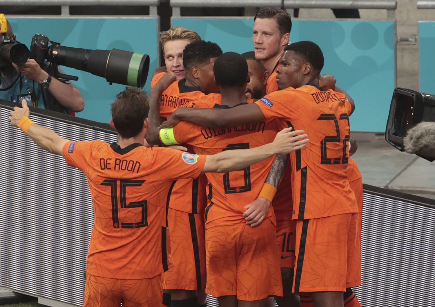L'esultanza dei giocatori olandesi dopo il rigore trasformato da Depay