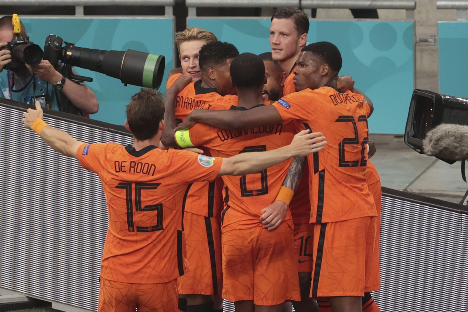 L'esultanza dei giocatori olandesi dopo il rigore trasformato da Depay