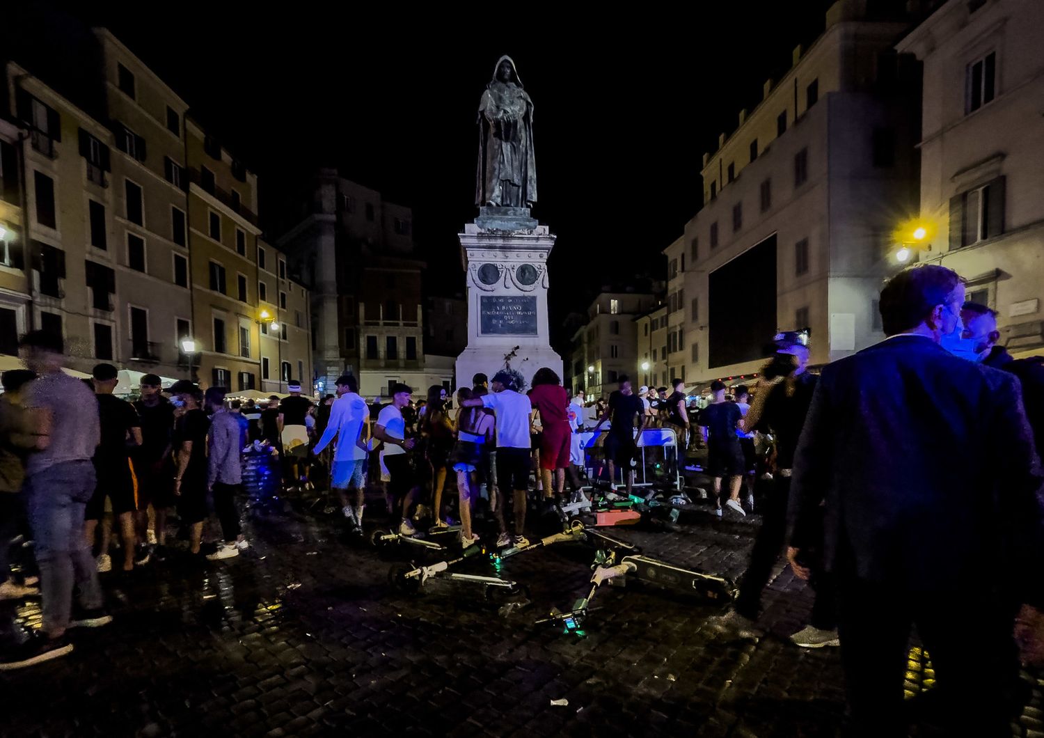 Controlli della polizia a Campo de' Fioori per evitare assembramenti