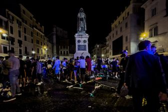 Controlli della polizia a Campo de' Fioori per evitare assembramenti