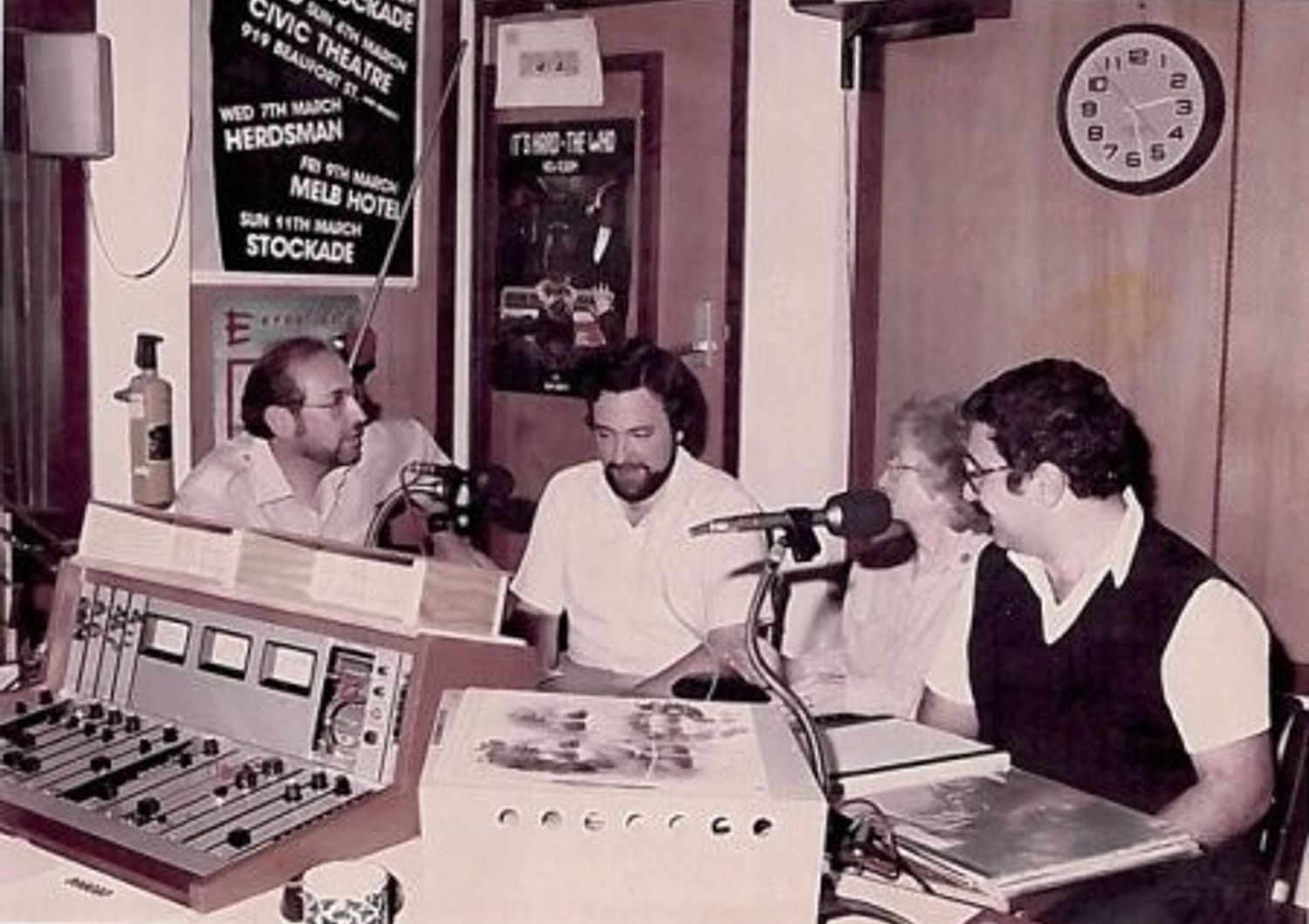 &nbsp;Walter Cerquetti, al centro col pizzetto, alla radio australiana