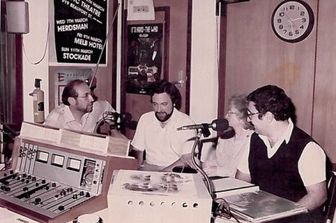 &nbsp;Walter Cerquetti, al centro col pizzetto, alla radio australiana