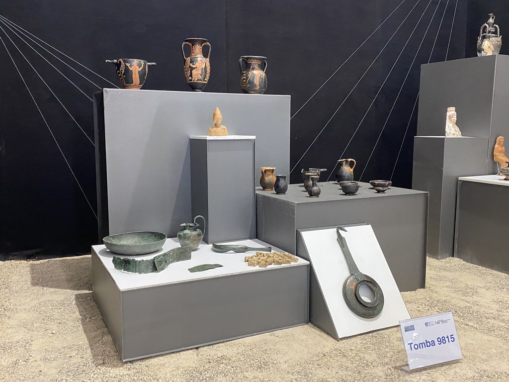 Reperti dalla sepoltura del bambino