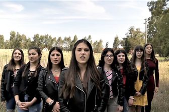 Le ragazze delle terza F dell'istituto comprensivo 'Grazia Deledda' di Ozieri