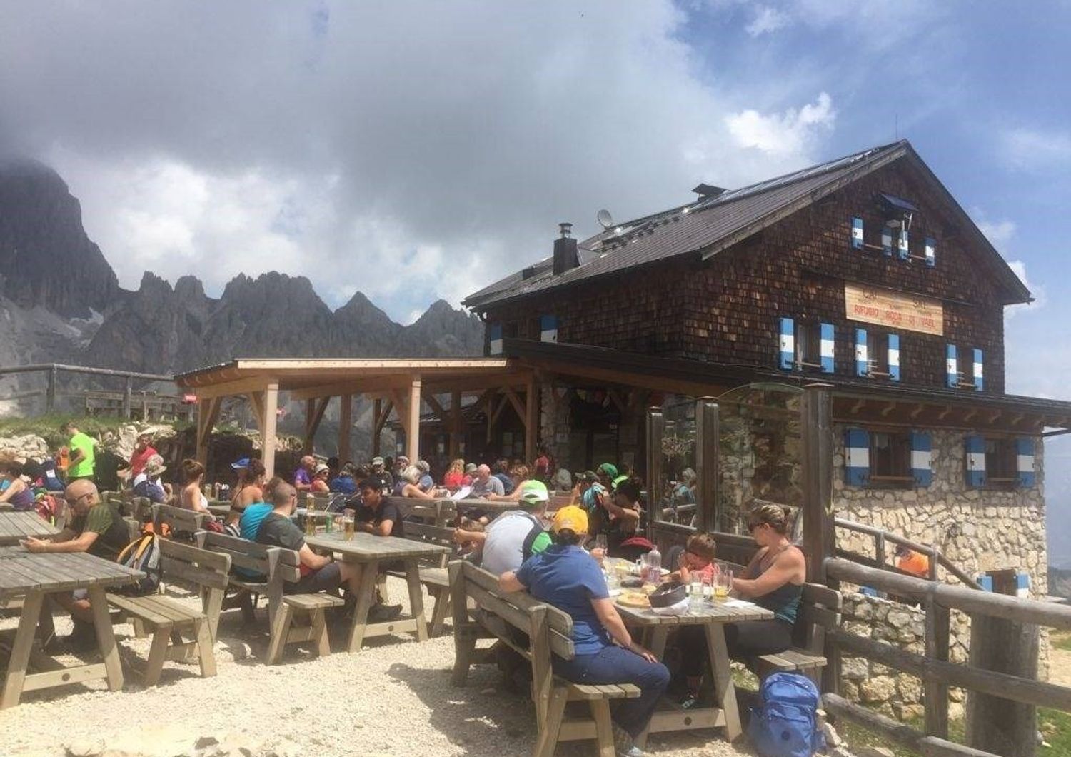 escursionisti sulle Dolomiti