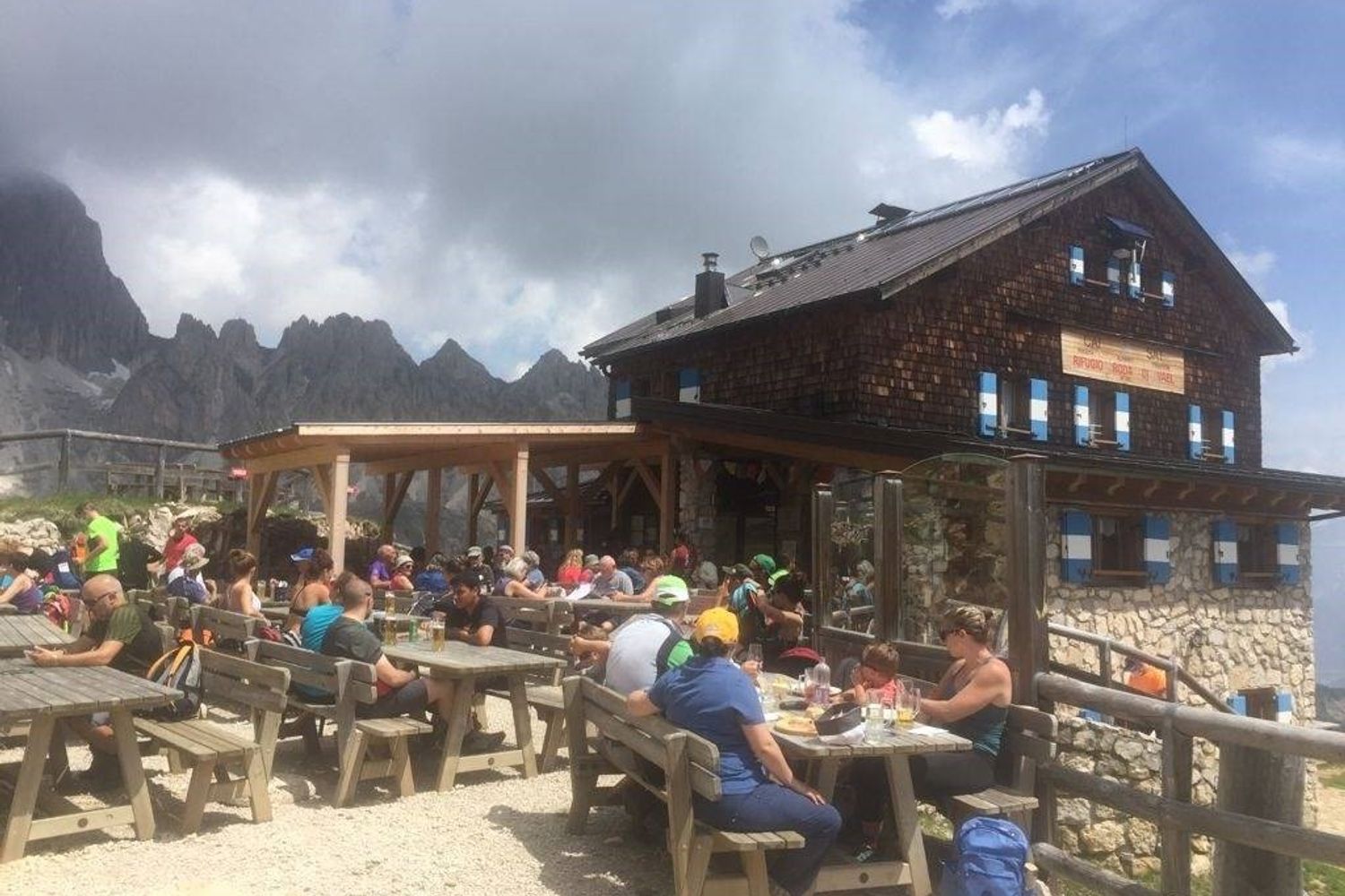 escursionisti sulle Dolomiti